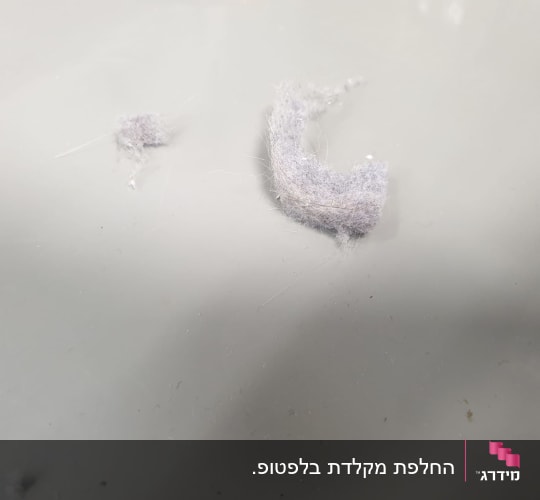 אבק ולכלוך על משטח חלק
